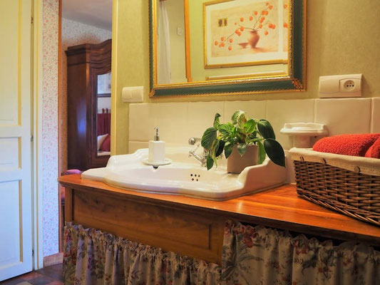 Salle d'eau moderne avec douche privative pour les hôtes de la chambre Romantique.