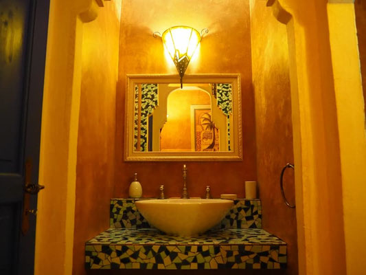 Salle d'eau moderne et lumineuse avec douche attenante à la chambre 1001 nuits, La Lysiane.
