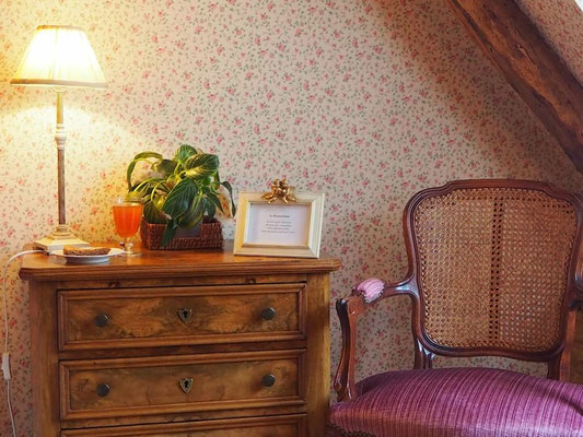 Fauteuil, commode et vue imprenable sur la campagne depuis la fenêtre de la chambre Romantique.