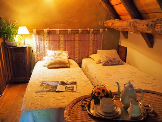 Espace mezzanine de la chambre Rustique avec deux lits jumeaux pour enfants à La Lysiane.
