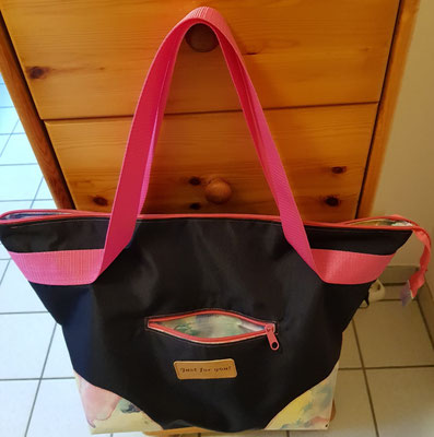 Diese Tasche hat sie für sich selber genäht, um sie vor allem mit zur Arbeit zu nehmen.