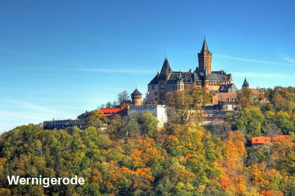 Wernigerode im Harz — farbenfrohe Fachwerkstadt mit lebhaftem Marktplatz und dem markanten Bunten Rathaus. Die Stadt bietet Schloss Wernigerode, verwinkelte Gassen und zahlreiche Museen als perfekte Mischung aus Kultur und Harz‑Natur.