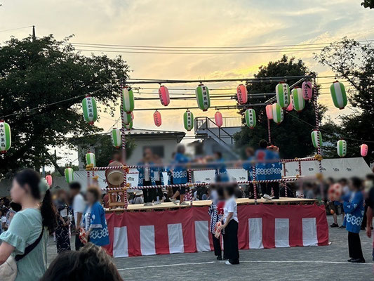 去年のお祭り風景。提灯でお祭り参加。