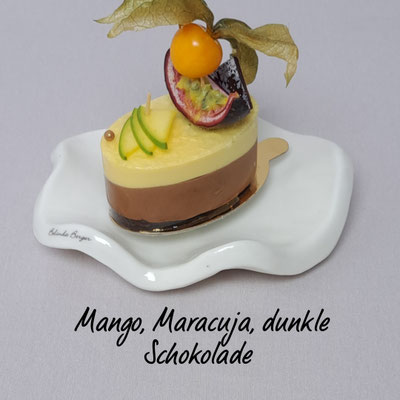Mango Maracuja Sahne auf einer kräftigen zartbitteren Schokoladenmousse. Stück 7,30 €.