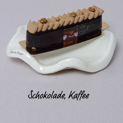 Dreierlei von der Kaffeeschokolade auf einem Haselnuss Fiancier. Stück 6,40 €.