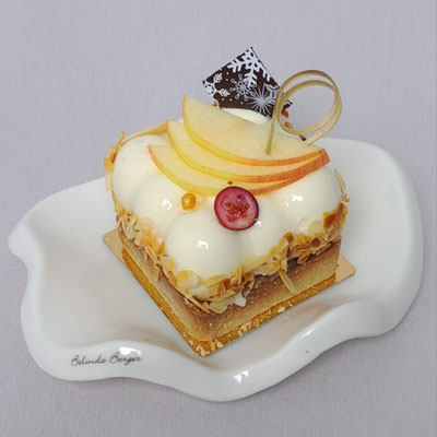 Zimt Tonkabohnen Sahne mit Marzipan Bratapfel Kompott im Süßrahmbutter Tartelette. Preis pro Stück 7,00 € ( enthält Mandeln)