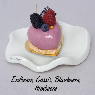 Waldbeer Mascarpone Sahne mit frischen Beeren auf einem Mandeleiweißboden. Stück 6,20 €.