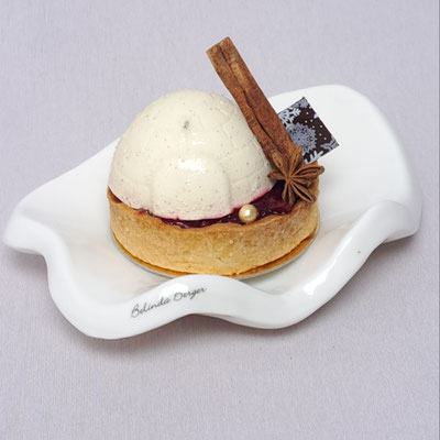 Winterkirsche im Süßrahmbutter Tartelette mit Vanillesahne als Iglu. Preis pro Stück 7,20 € ( enthält Mandeln)