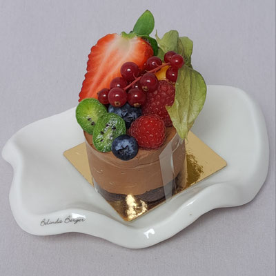 Zartbittere Mousse au Chocolate (70% Kakaoanteil in der Kuvertüre) mit frischen Früchten. Stück 6,50 €