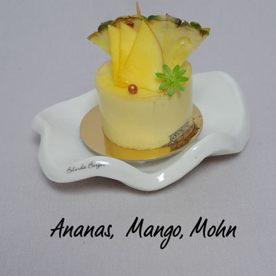 Ananas Mango Sahne auf zwei Mohn Marzipan Böden. Stück 5,90 €.