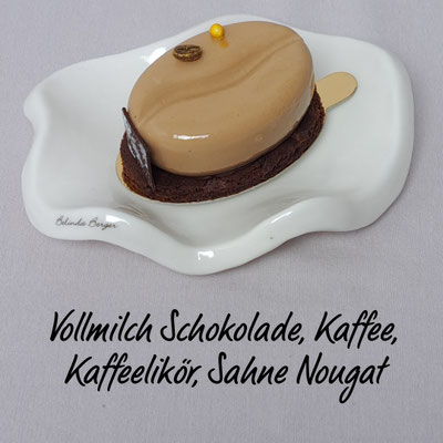Cappuccino, Vollmilch Schokoladenmousse mit Nougat Sahne auf Kakaomarzipanboden. Enthält Alkohol. Stück 5,80€