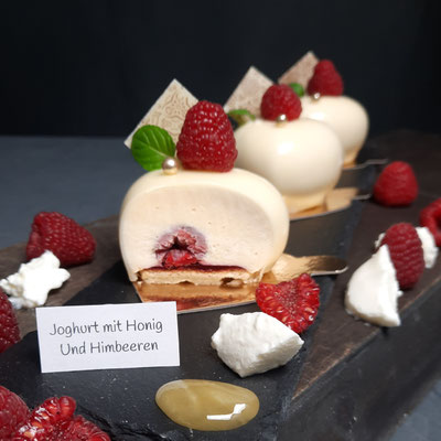 Joghurtsahne mit frischen Himbeeren und Himbeer Confit. Stück 5,50 €.