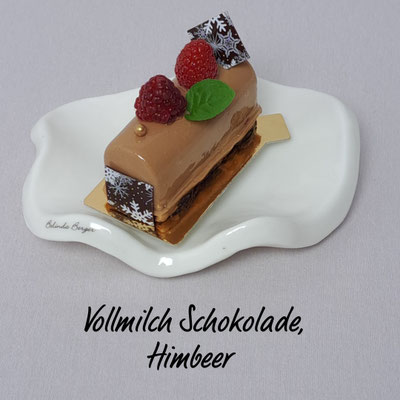 Vollmilch Schokoladen Mousse mit Himbeer Sahne Inlay. Stück 5,80 €.