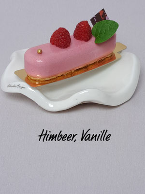 Himbeersahne mit Vanille Panna Cotta. Preis pro Stück 5,90 €