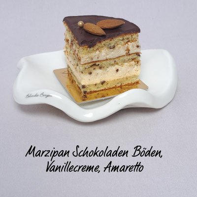 Barcelone Schnitte mit einer leichten Vanillecreme gefüllt. Stück 6,70 €. Enthält Alkohol.