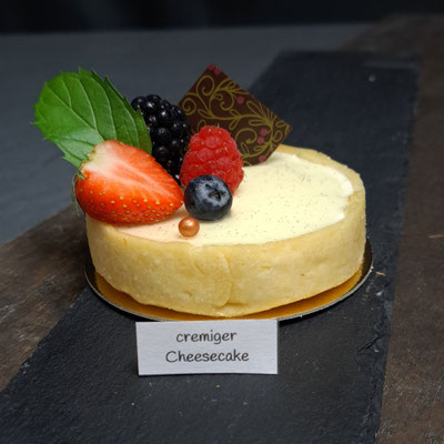 Cremiger Cheesecake mit Beerenobst. Preis pro Stück 5,70 €.