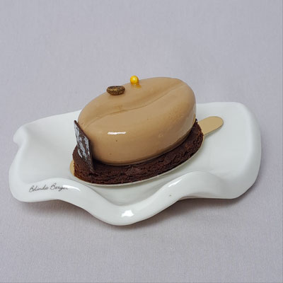 Vollmilchschokoladenmousse mit Kaffee und einer Sahnenougat Haube. Stück 5,80 €. Enthält Alkohol und Mandeln