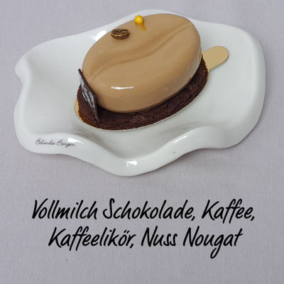 Cappuccino, Vollmilch Schokoladenmousse mitNuss Nougat Sahne auf Kakaomarzipanboden. Enthält Alkohol. Stück 5,80€