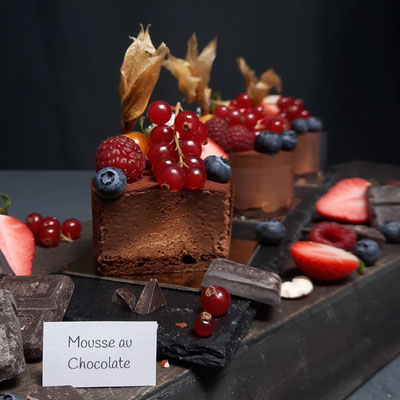 Zartbittere Mousse au Chocolate (70% Kakaoanteil in der Kuvertüre) mit frischen Früchten. Stück 5,50 €