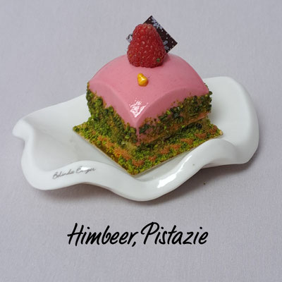 Kern aus Pistazienmousse auf einem Süßrahmbuttertartelett mit gehackten Pistazien. Preis pro Stück 8,10 €.
