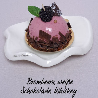 Brombeersahne mit einer weißen Whiskey Mousse und Brombeerconfit. Preis pro Stück 6,30 €.