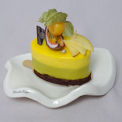 Mango Maracuja Sahne auf einer kräftigen zartbitteren Schokoladenmousse. Stück 7,30 €.