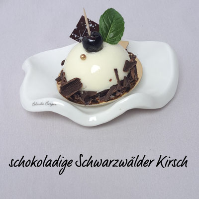 Schwärzwälder Kirsch Törtchen. Enthält Alkohol. Stück 5,60 €. Look nach der Kirschensaison