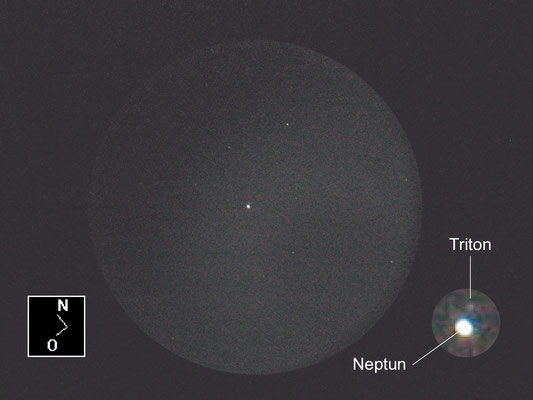Neptun, der entfernteste Planet im Sonnensystem, zeigt sich nur als kleines Pünktchen. Bei genauem Hinsehen ist auch der Mond Triton zu erkennen. Canon PowerShot S10 hinter dem C14 der Volkssternwarte Marburg e.V. in Kirchhain.