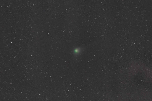 Komet C/2022 E3 (ZTF) am 28. Januar 2023 / Kamera : Canon EOS 80D Objektiv: Samyang UMC 135mm 1:2.0 Montierung: Star Adventurer (ohne Guiding). 11 Aufnahmen je 15 Sekunden bei Blende 2.0 und ISO 800, Gesamtbelichtung: 2 Minuten 45 Sekunden.