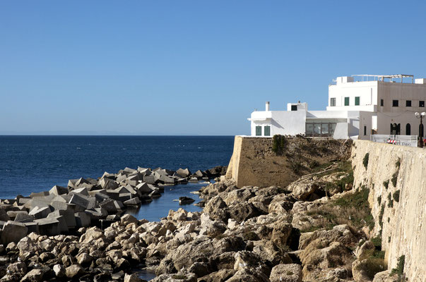 weisses Haus auf Felsen in Gallipoli