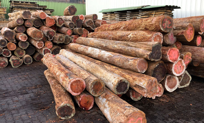 Red Heart round logs stock Hamburg