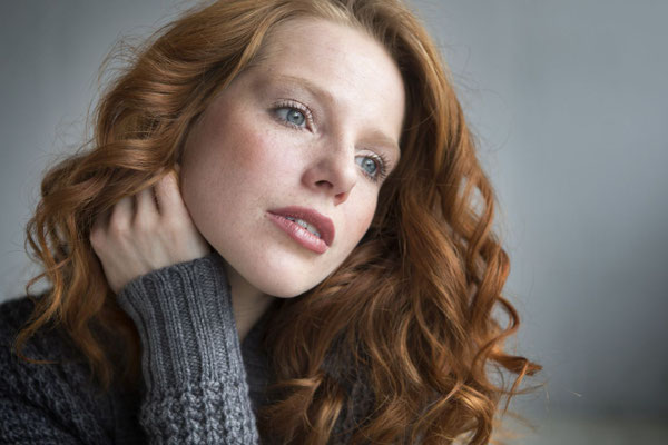 Portrait mit rothaarigem Model