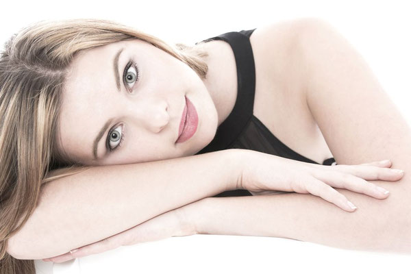 Highkey Portrait im Studio mit junger Frau