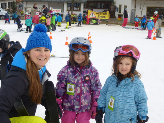 Skilehrerin Melli mit 2 Kindergarten Skikurs Kindern