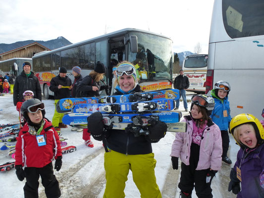Skilehrerin Teresa mit Kursgruppe Kindergarten
