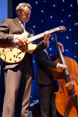 Jazz Royal unterm Sternenhimmel Band mit Saxofon Gitarre Kontrabass Schlagzeug