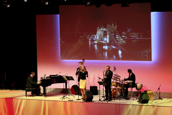 Jazzband mit majestätischem Flügel auf schöner Bühne - Jazz Royal