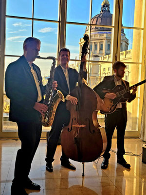 Jazzband mit Saxofon vor dem Berliner Dom - Jazz Royal