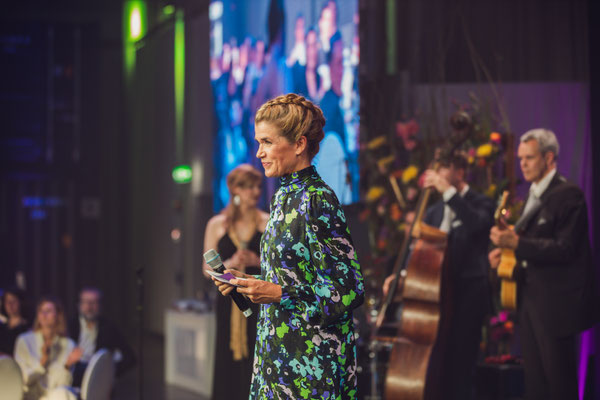 Maestra Anke Engelke moderiert eine Preisverleihung - Jazz Royal begleitet musikalisch