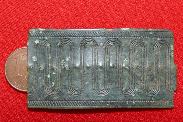 kunstvoll verziertes Bronzeblech - Verwendung unbekannt.