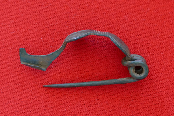 Bronzefibel - 2./1. Jh. vor Chr. - Länge 4,7 cm, Breite 1,1 cm - alpine/ italische Form, Typ Jezerine