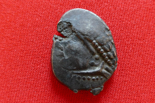 Silberne Tetradrachme des Stammes der Noriker - 2./1. Jh. vor Chr. - (10g) - Vorderseite: Apollon-Kopf mit Lorbeerkranz