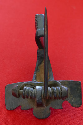 Römische Kniefibel (Gewandschließe) aus Bronze mit Kreispunzen verziert - 2./3. Jh. n. Chr. - L: 6,7 cm, B: 5 cm