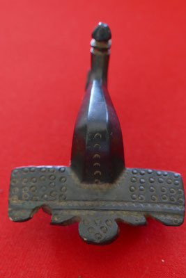 Römische Kniefibel (Gewandschließe) aus Bronze mit Kreispunzen verziert - 2./3. Jh. n. Chr. - L: 6,7 cm, B: 5 cm