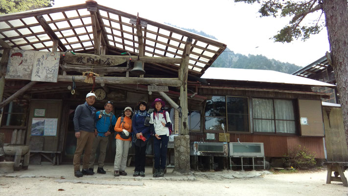 大きな山小屋藤内小屋。小屋の前の鐘を鳴らす