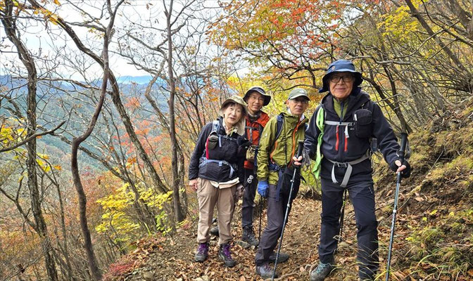 10/22  登山道途中の紅葉をバックに
