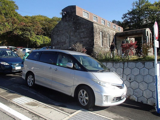 登山口近くの駐車場からは2kmぐらい下の方になんとか駐車