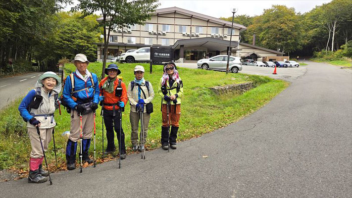 10/10 乳頭山(烏帽子岳)　宿泊した休暇村乳頭温泉郷に車を置いて出発