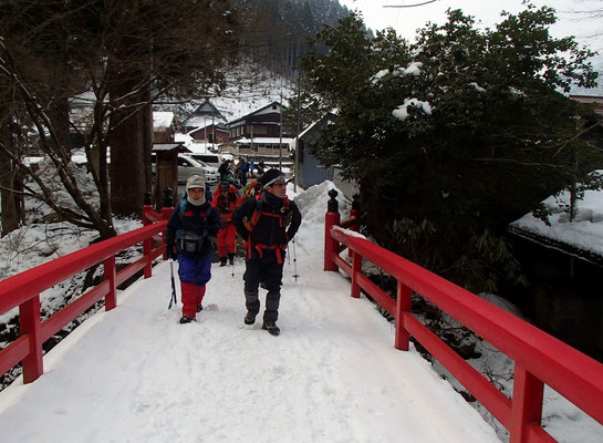 坊村の明王院の橋を渡り出発