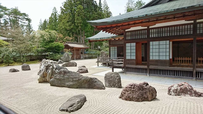 金剛峰寺 雌雄一対の竜を表す石庭